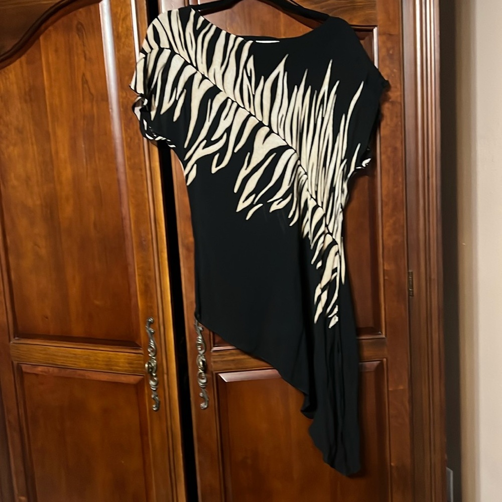 NEW w/o tags LINDA LUNDSTRÖM asymmetric black & beige top Size L